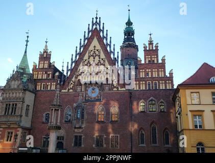 Ancien hôtel de ville avec une horloge dans le centre sur la place Wroclaw Pologne Banque D'Images