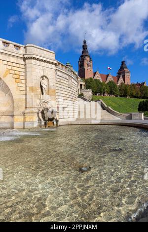 Fontaine au quai de Chrobry (Hakena Terrace), terrasse le long de la rivière Odra, Szczecin, Pologne Banque D'Images