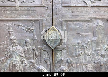 Cathédrale de Szczecin, porte d'entrée décorative avec heurtoir de porte en bronze, Szczecin, Pologne Banque D'Images