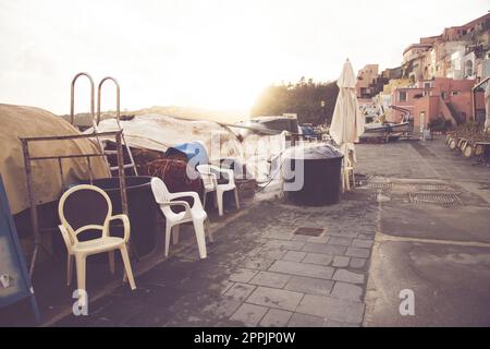 Beau village de pêcheurs avec des maisons de pêcheurs colorées et des filets de pêche, Marina Corricella sur l'île de Procida, baie de Naples, Italie. Banque D'Images