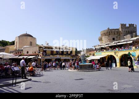 RHODES, GRÈCE - 10 MAI 2022 : place Ippokratous dans la ville de Rhodes, Grèce Banque D'Images