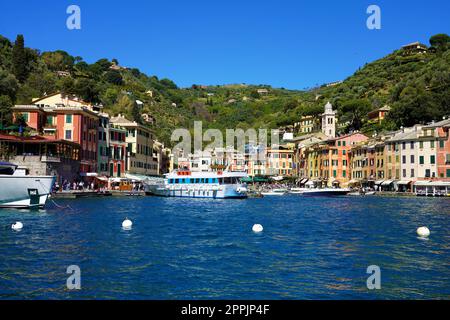 PORTOFINO, ITALIE - 17 AVRIL 2023 : baie de Portofino le jour d'été, Gênes, Italie Banque D'Images