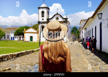 Tourisme au Brésil. Jeune femme visitant la ville historique de Paraty, site classé au patrimoine mondial de l'UNESCO, Rio de Janeiro, Brésil. Banque D'Images