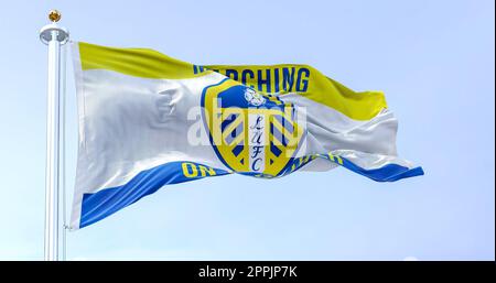 Le drapeau de Leeds United agitant dans le vent par temps clair Banque D'Images