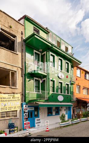 Ruelle pavée, avec de belles maisons anciennes peintes en vert et orange, adapté dans le quartier de Fatih, Istanbul Banque D'Images