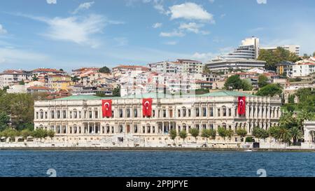 Palais de Dolmabahce, ou Dolmabahce Sarayi, situé dans le quartier de Besiktas, Bosphore, Istanbul, Turquie Banque D'Images