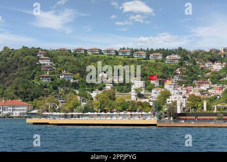 Vue de la mer sur les montagnes verdoyantes du côté européen du Bosphore, avec des maisons traditionnelles, Istanbul, Turquie Banque D'Images