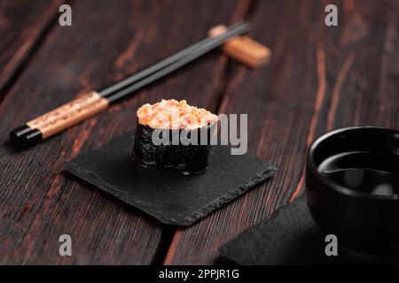 Gunkan Maki Sushi de poisson saumon, pétoncle, perche, anguille, crevettes et caviar sur fond de table en bois. Menu sushi. Ensemble de sushis japonais gunkans Banque D'Images
