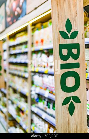 Produits alimentaires bio dans un supermarché Banque D'Images