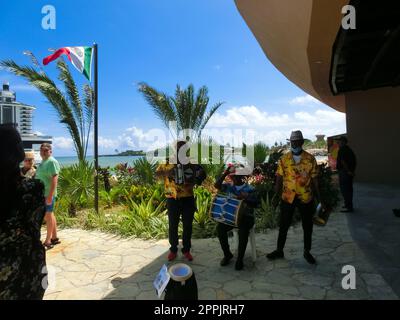 Puerto Plata, DR - 10 janvier 2022 : magasins au port de croisière Taino Bay à Puerto Plata, République Dominicaine. Banque D'Images