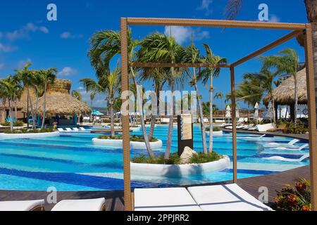 Puerto Plata, DR - 10 janvier 2022 : piscine près des magasins au port de croisière Taino Bay à Puerto Plata, République Dominicaine. Banque D'Images