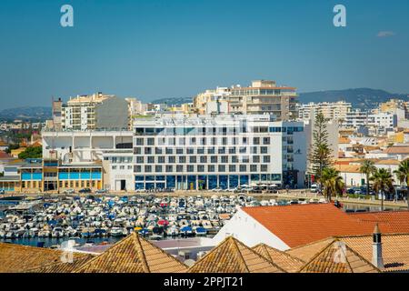 Vue sur Eva Senses Hôtel et marina à Faro, Portugal. Banque D'Images