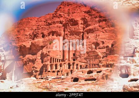 Ombes historiques d'urnes à Petra, Jordanie, vues à travers des lunettes de soleil Banque D'Images