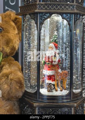 Père Noël dans une décoration de Noël boule à neige Banque D'Images