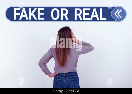 Écriture affichant du texte faux ou réel. Différence de concept d'entreprise entre les faits et la désinformation délibérée Banque D'Images