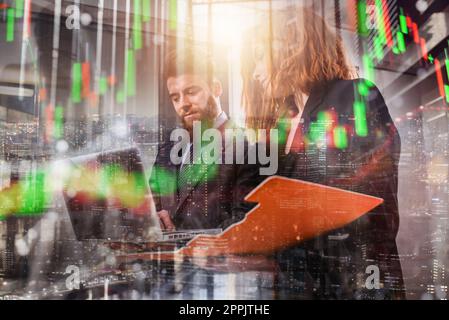 Les employés travaillent ensemble au bureau en tant que travail d'équipe et partenaire Banque D'Images