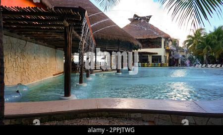 Les gens qui se reposent au terminal de navires de croisière Costa Maya et la station est un endroit parfait pour tous les visiteurs Banque D'Images