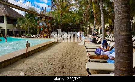 Les gens qui se reposent au terminal de navires de croisière Costa Maya et la station est un endroit parfait pour tous les visiteurs Banque D'Images