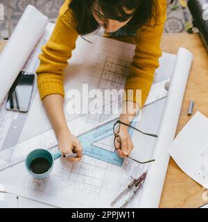 Vue de dessus de la femme architecte travaillant sur le projet architectural pour le design d'intérieur. Banque D'Images