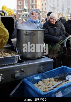 Réveillon de Noël pour les pauvres et les sans-abri sur la place principale de Cracovie. Banque D'Images