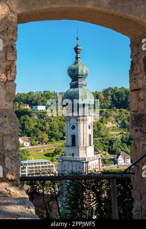 Un clocher d'église vu d'une cour médiévale du château de Burghausen Banque D'Images