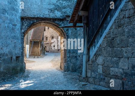 Belles cours médiévales du château de Burghausen en Bavière Banque D'Images