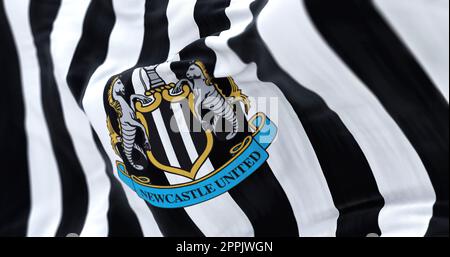 Fond de tissu avec le Newcastle United Flag ondulant Banque D'Images