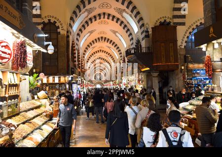 Dans le Misir Carsisi construit au 17th siècle, les habitants et les touristes de divers pays du monde font du shopping. Istanbul Turquie, novembre 06 202 Banque D'Images