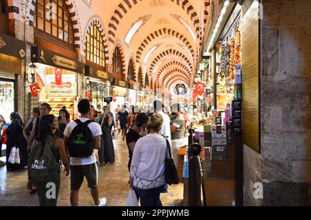 Dans le Misir Carsisi construit au XVIIe siècle, les habitants et les touristes de divers pays du monde font du shopping. Istanbul Turquie, août 30 2018 Banque D'Images