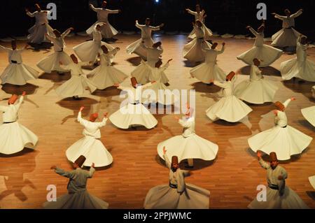 Sema show and derviches, musée de Mevlana, derviches tournant autour de la musique mystique, Konya Turquie Banque D'Images