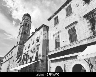 Stradun, Stradone est la rue principale du centre-ville historique de Dubrovnik en Croatie. sites architecturaux. Un endroit populaire pour les promenades touristiques. 14 août 2022 Noir et blanc Banque D'Images