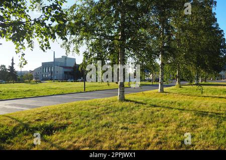 Bouleaux verts près de la place Kirov Kirovan lagevo Kirovin aukio. Le centre-ville Petrozavodsk. La capitale de la Carélie. Lieu pour les principaux événements et célébrations de la ville 3 août 2022 Théâtre finlandais Banque D'Images