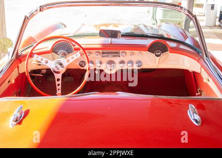 Intérieur de Chevrolet Corvette C1 édition 50, cabriolet, volant et sièges, entièrement restauré Banque D'Images