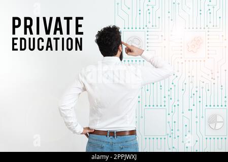 Panneau d'écriture à la main éducation privée. Approche d'entreprise appartenant à une personne ou à un groupe particulier Banque D'Images