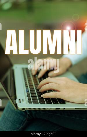 Inspiration montrant le signe Alumni. Internet concept ancien élève ou étudiant particulièrement masculin un de l'école particulière Banque D'Images