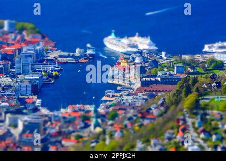 Photo en grand angle avec basculement de Bryggen et de la zone portuaire de Bergen, Norvège. Banque D'Images