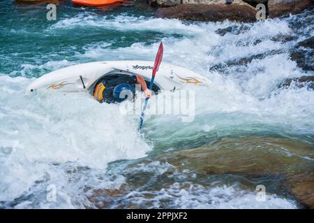 Kayak sur la rivière Uncompahgre à Ridgeway, Colorado, États-Unis. Banque D'Images