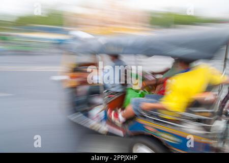 Tuk-tuk traditionnel de Bangkok, Thaïlande, en mouvement flou. Banque D'Images