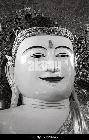 Statue de Bouddha dans la Pagode Umin Thonze à Mandalay au Myanmar Banque D'Images
