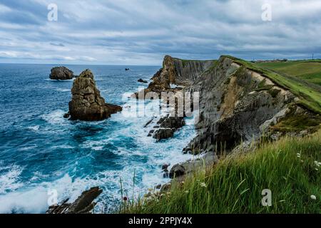 Côte rocheuse à Liencres, Costa Quebrada, Espagne Banque D'Images