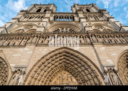 Beau portail de la célèbre cathédrale notre Dame de Paris avant l'incendie Banque D'Images