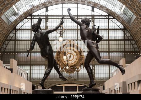 Horloge ornée dans la salle principale du célèbre musée d'Orsay à Paris Banque D'Images