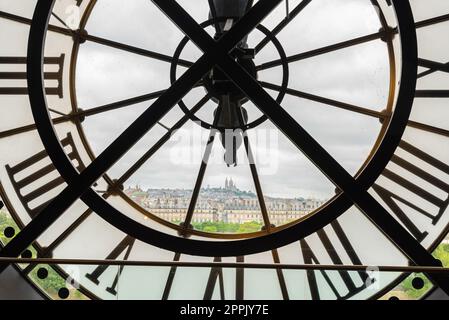 Vue de l'église Sacré coeur à Montmartre à travers une grande horloge du Musée d'Orsay à Paris Banque D'Images