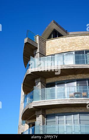 Vue de face de l'immeuble d'appartements Ellipse le long du quai, West Bay, Dorset, Royaume-Uni, Europe Banque D'Images