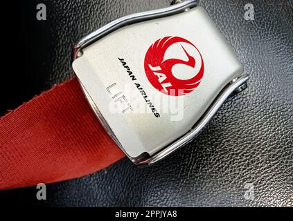 Détail de la boucle de la ceinture de sécurité avec le logo de Japan Airlines sur un siège vide Banque D'Images