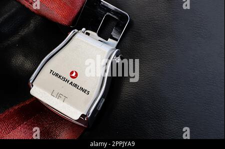 Détail de la boucle de la ceinture de sécurité avec le logo de Turkish Airlines sur une mer vide Banque D'Images