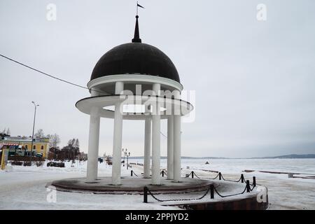 Petrozavodsk, Carélie, Russie, 16 janvier 2023. Arbor-rotonde avec une flèche sur le remblai de la ville du lac Onega. Architecture de style classique. Symbole de la ville et lieu des cérémonies de mariage. Banque D'Images