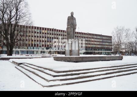 Petrozavodsk, Carélie, Russie, 16 janvier 2023 Monument à Otto Wilhelmovitch Kuusinen, homme d'État soviétique russe, chef politique et de parti, installé sur la place Sovietskaïa dans la capitale de la Carélie Banque D'Images