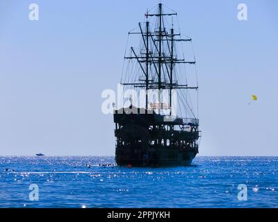 Bateaux à voile sur la mer Méditerranée Antalya, Turquie Banque D'Images