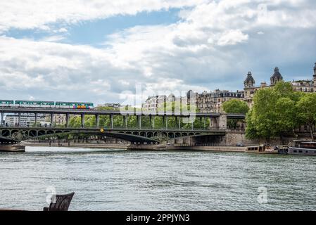 Un métro traversant le pont Bir Hakeim sur la Seine à Paris Banque D'Images